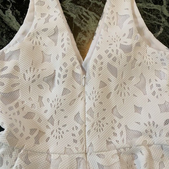 NWT Women's AQUA  MINI LASER CUT PARTY DRESS size S white $98 V-neck fully lined - Picture 9 of 12